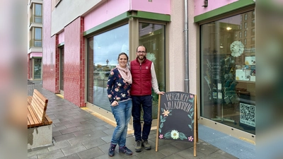 Die Freie Evangelische Kirche hat in Freiham ein Zuhause gefunden. Pfarrer Sascha Bär und Julia Bär vor den Räumen in der Aubinger Allee. (Foto: Ulrike Seiffert)