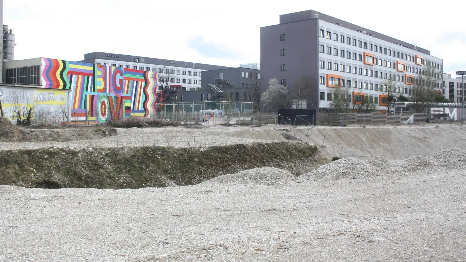 Noch ist das Gelände an der Boschetsrieder Straße Brachland; hier soll einmal ein neues Quartier mit 200 Wohnungen entstehen. (Foto: job)