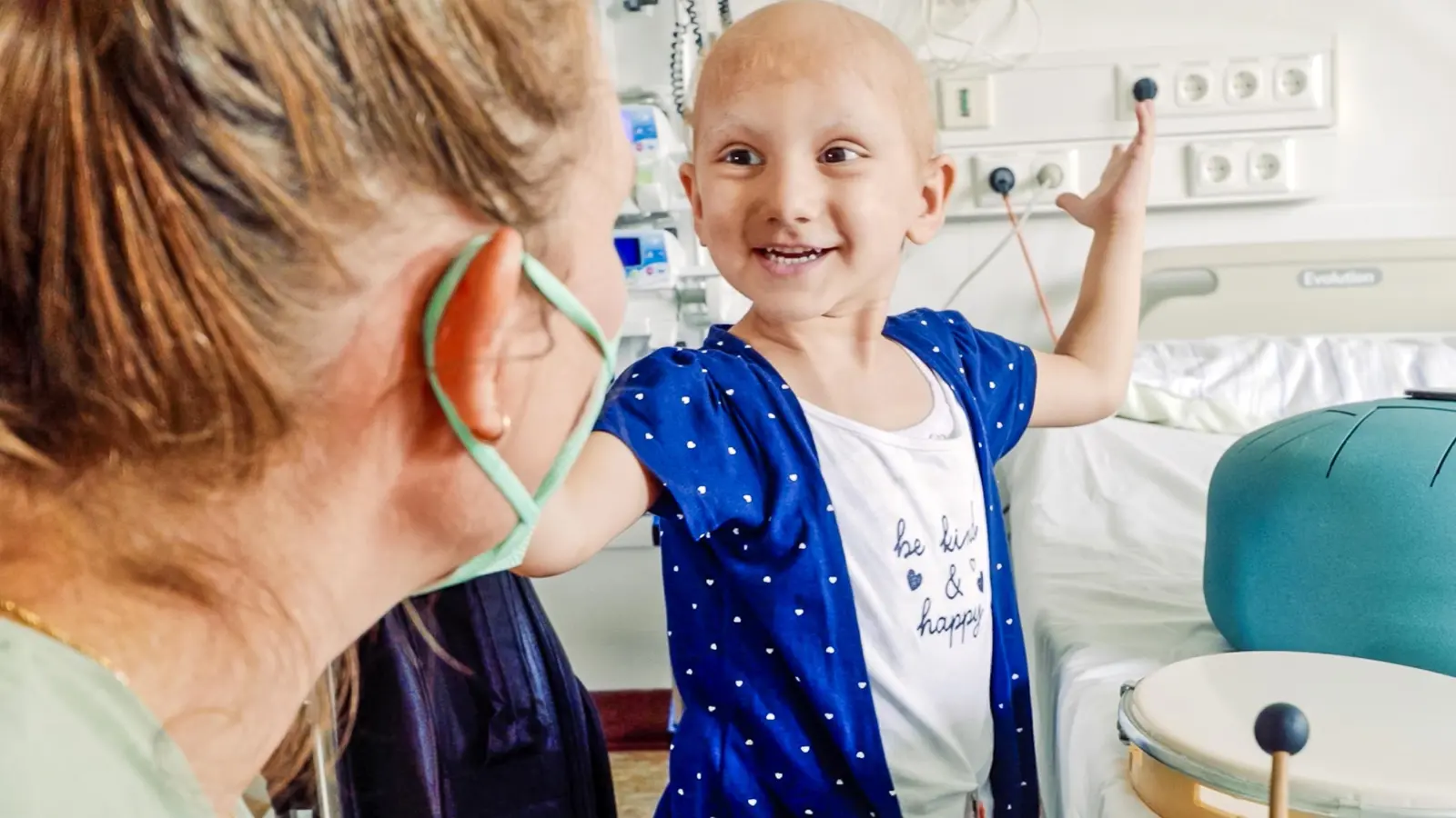 Die Initiative krebskranke Kinder München e.V. ermöglicht eine regelmäßige Musiktherapie für die jungen Patientinnen und Patienten. (Foto: Initiative krebskranke Kinder München e.V.)