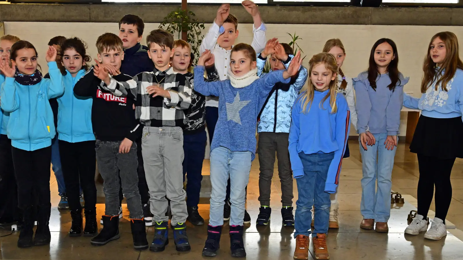 15 junge Christen aus den Pfarreien Langenbach und Oberhummel stellten sich in St. Nikolaus von Flüe als Erstkommunionkinder vor.  (Foto: Lex)