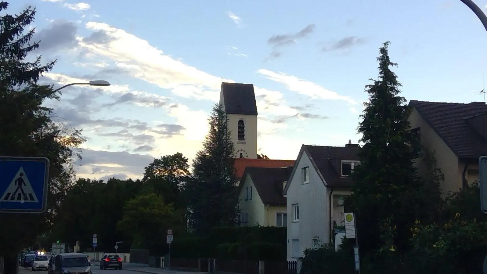 Das Fronleichnamsfest beginnt mit dem Gottesdienst in der Pfarrkirche St. Emmeram. (Foto: bas)