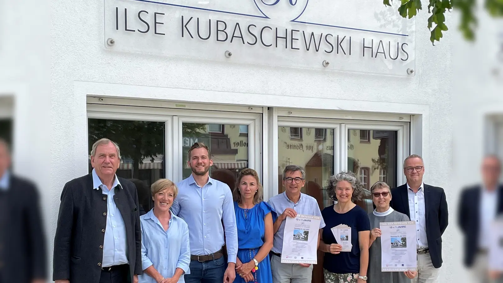 Freuen sich über das Jubiläum (von links): Dietrich-Walrab von Buttlar (Vorstandsvorsitzender Ilse-Kubaschewski- Stiftung), Corinna Bürner (Bereichsleitung Fürsorge im Alter, Ilse-Kubaschewski-Stiftung), Ulrich Walleitner, (Geschäftsführer Caritasverband e.V. Starnberg), Dr. Cornelia Schmoll (Vorstand Ilse-Kubaschewski-Stiftung), Helmut Kilian (Leitung Seniorentreff Starnberg), Christine Offtermatt (Senioren- und Wohnraumberatung), Helga-Gabriela Haack (Pflegedienstleiterin für die beiden Wohngemeinschaften für an Demenz erkrankte Menschen der Ambulanten Krankenpflege Tutzing e.V.) und Armin Heil (Geschäftsführer Ambulante Krankenpflege Tutzing e.V.). (Foto: Ilse-Kubaschewski-Stiftung)