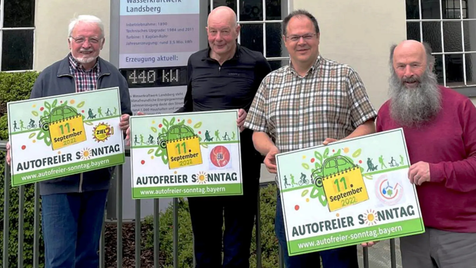 Voller Vorfreude (von links): Max Keil (ZIEL 21 Fürstenfeldbruck), Berthold Lesch (LENA Landsberg), Oliver Berger<br>und Ernst Deiringer (beide Energiewende Starnberg) bei der Vorstellung des Plakatentwurfs für den “Autofreien Sonntag“. (Foto: Landratsamt Fürstenfeldbruck)