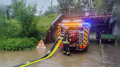 Die Geisenbrunner Feuerwehrler pumpen eine überflutete Unterführung leer. (Foto: FFW Geisenbrunn)