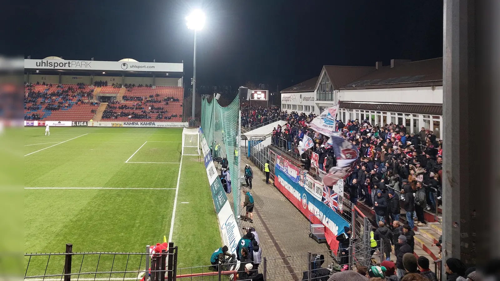 Der Ball darf im Sportpark Unterhaching wieder rollen. Das nächste Heimspiel in der 3. Liga steigt am 11. März gegen den SC Verl. (Archivbild: bas)