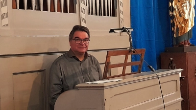 Alexander Pointner ist seit knapp eineinhalb Jahren Kirchenmusiker der katholischen Pfarrei Heilige Edith Stein und begeisterter Stummfilm-Fan. (Foto: kö)