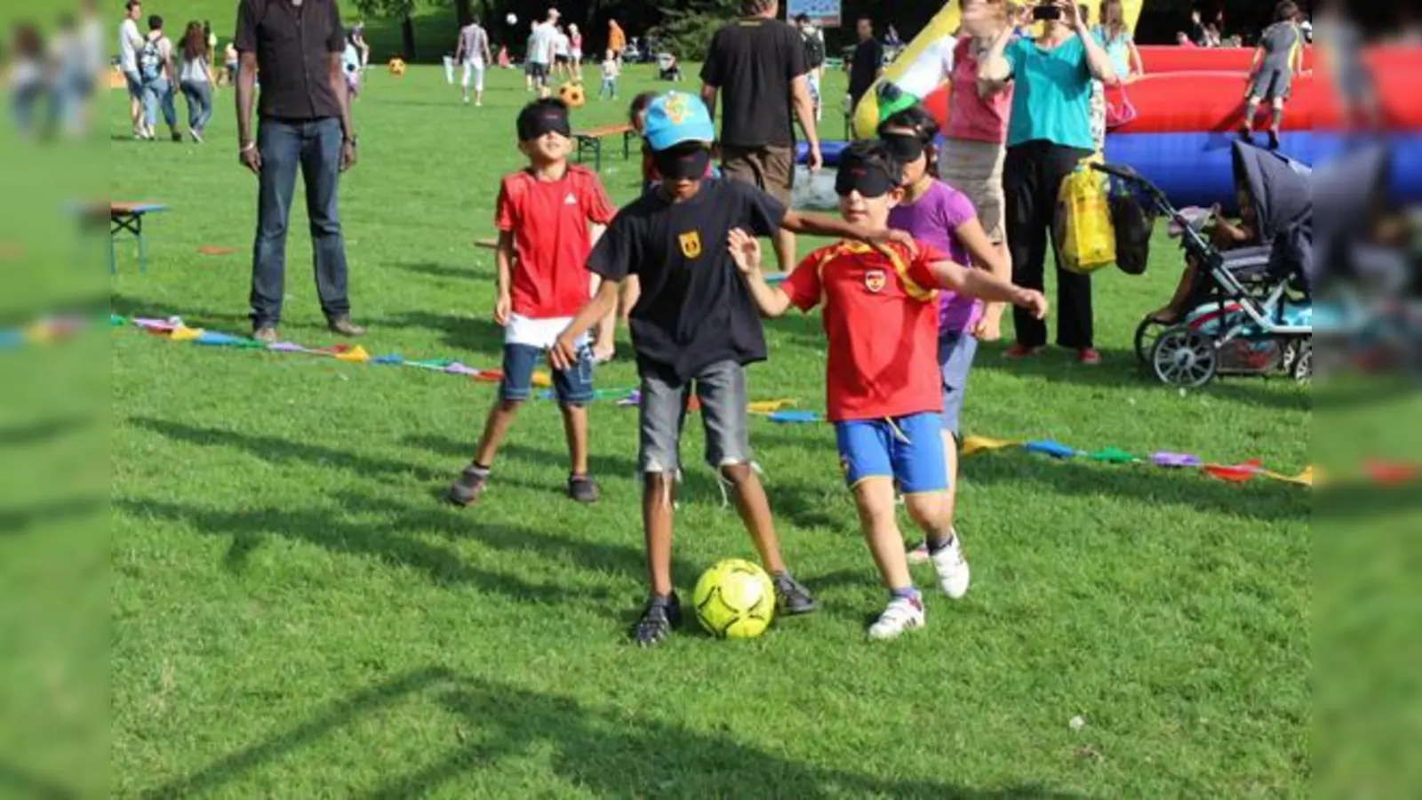 Ein Nachmittag mit dem Modellprojekt »Kicklusion«: Beim Blindenfußball wird der Sehsinn durch Hören und Kommunizieren ersetzt.	 (Foto: VA)