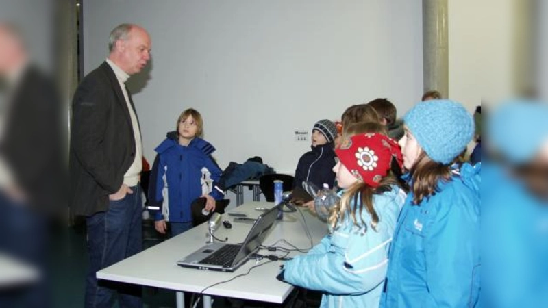 Auch nach der Vorlesung beantwortete Professor Rolf Heilmann geduldig die Fragen der Kinder. (Foto: Eva Schraft)