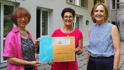 Die Präsidentin des Zonta Clubs Fünf-Seen-Land Marlen Peix (links) und die Erste Vorsitzende des Fördervereins Zonta pro Women e.V. Carmen <br>Zillmer (rechts) überreichten der Geschäftsführerin der Lebenshilfe Starnberg Edith Dieterle den symbolischen Scheck über 3.500 Euro.<br><br>  (Foto: Lebenshilfe / Zonta Club Fünf-Seen-Land )