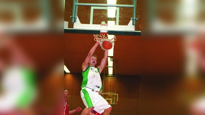 Im Spitzenspiel gegen Weilheim ein toller „Dunk” von DJK-Spieler Roman Wölfel. (Foto: Helmut Handwerker)