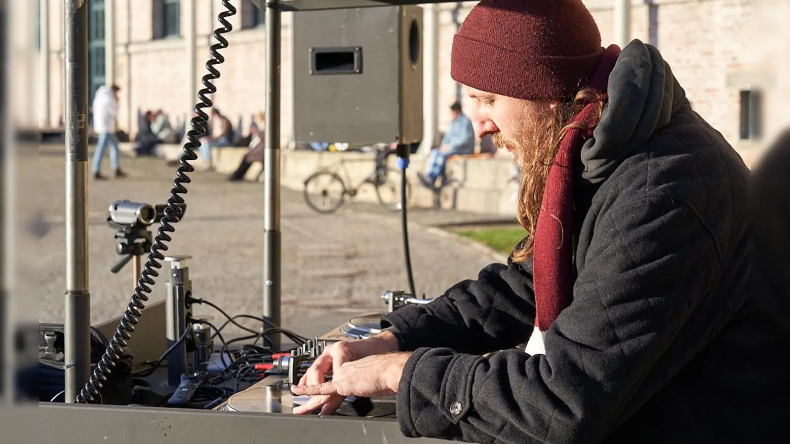 Initiator des „DJ-Bikes” ist Ian Jakab. Heuer macht das DJ-Pult per Lastenrad u.a. auf der Schwanthalerhöhe Halt. (Foto: DJ-Bike/ Christian Frank)