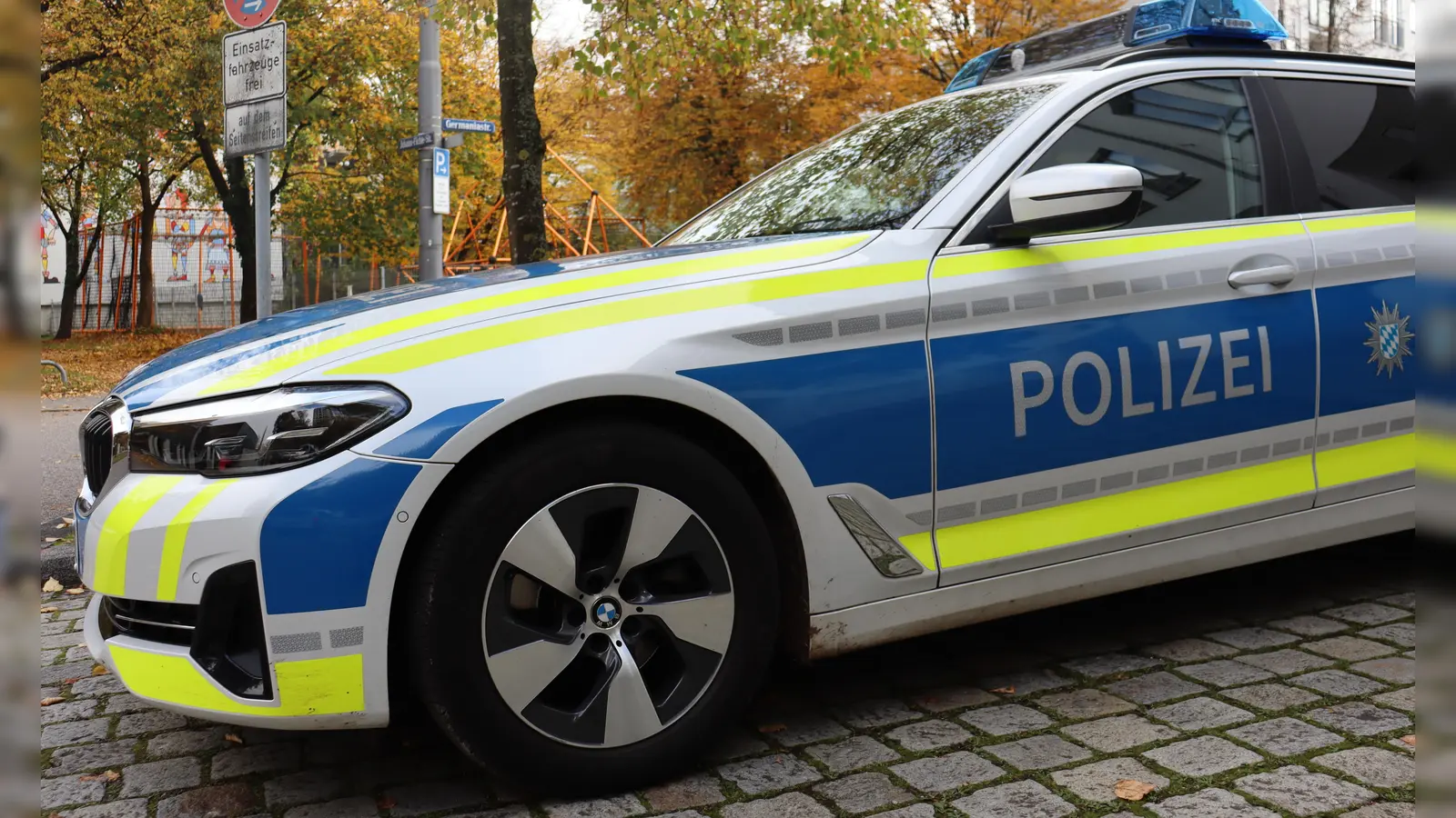 Am Stiglmaierplatz ist ein Auto in eine Menschenmenge gefahren. Die Polizei ermittelt. (Symbolbild: mha)