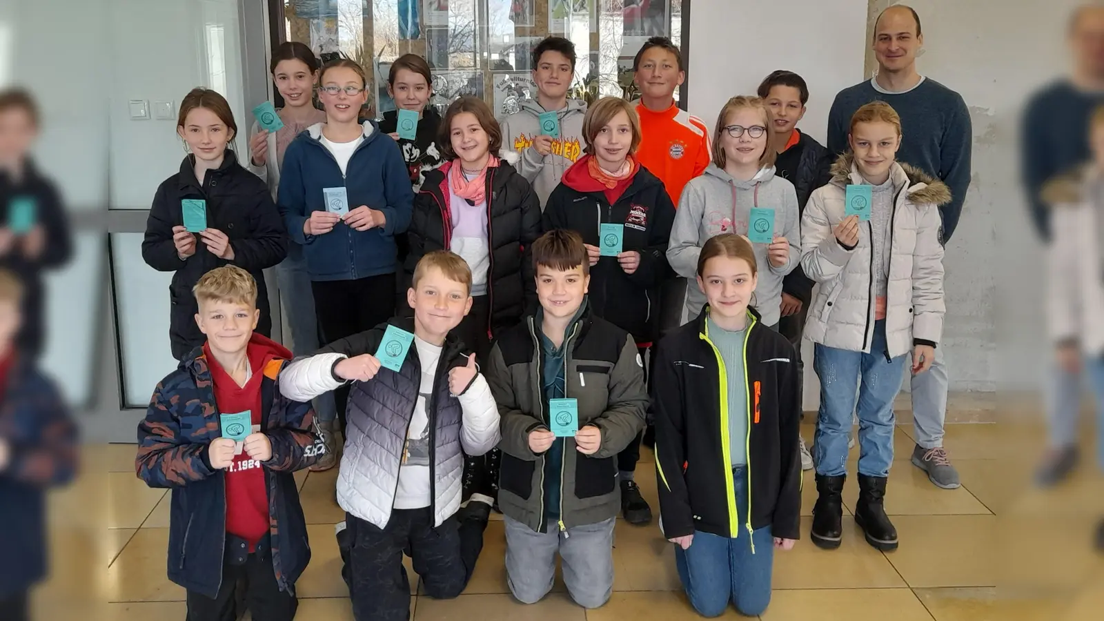 Die Schülerinnen und Schüler der Jahrgangsstufen fünf bis acht der Realschule Weilheim freuen sich über ihre frisch ausgestellten Schwimmpässe.  (Foto: RS Weilheim)