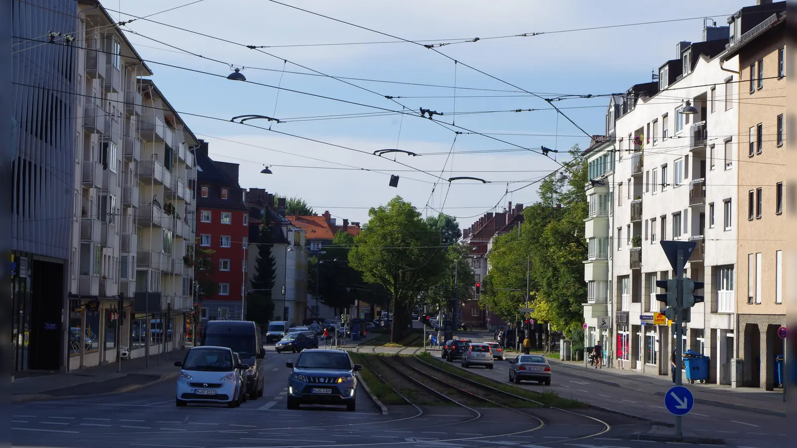 In diesem Teil der Elsenheimerstraße, zwischen Landsberger Straße und Schäufeleinstraße, gilt jetzt Tempo 30. (Foto: Beatrix Köber)