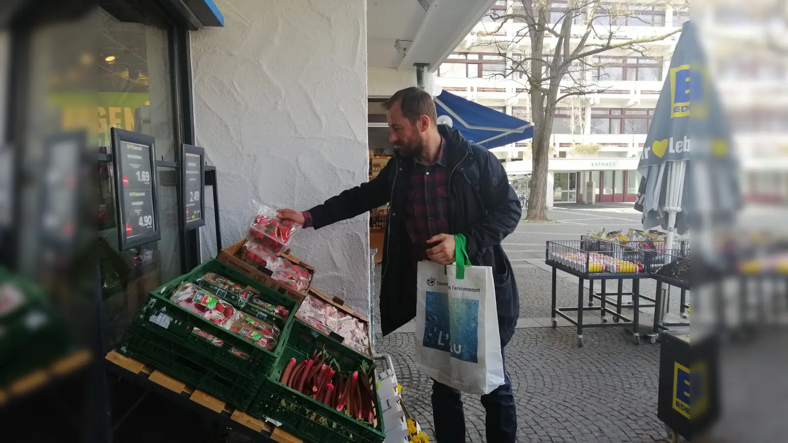 Admir Potura von der Nachbarschaftshilfe Grünwald beim Einkauf für ältere und kranke Menschen in Grünwald.  (Foto: VA)