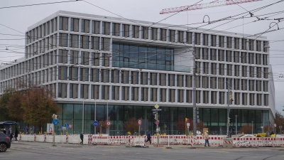 Der Vorplatz am neu gebauten Strafjustizzentrum ist bisher nur provisorisch bepflanzt. Laut Baureferat sollen im Zuge einer Gesamtplanung auch Baumpflanzungen geprüft werden. (Foto: kö)