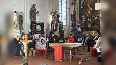 Das Kreuz mit der Gedenktafel vor dem Altar in der Pfarrkirche erinnert an die Choleraepidemie von 1854. (Foto: Ulrike Seiffert)