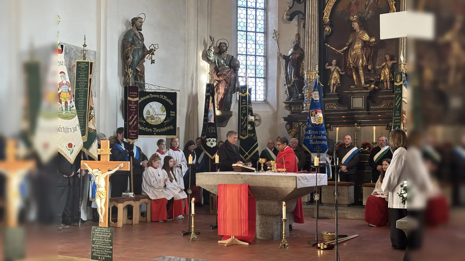 Das Kreuz mit der Gedenktafel vor dem Altar in der Pfarrkirche erinnert an die Choleraepidemie von 1854. (Foto: Ulrike Seiffert)