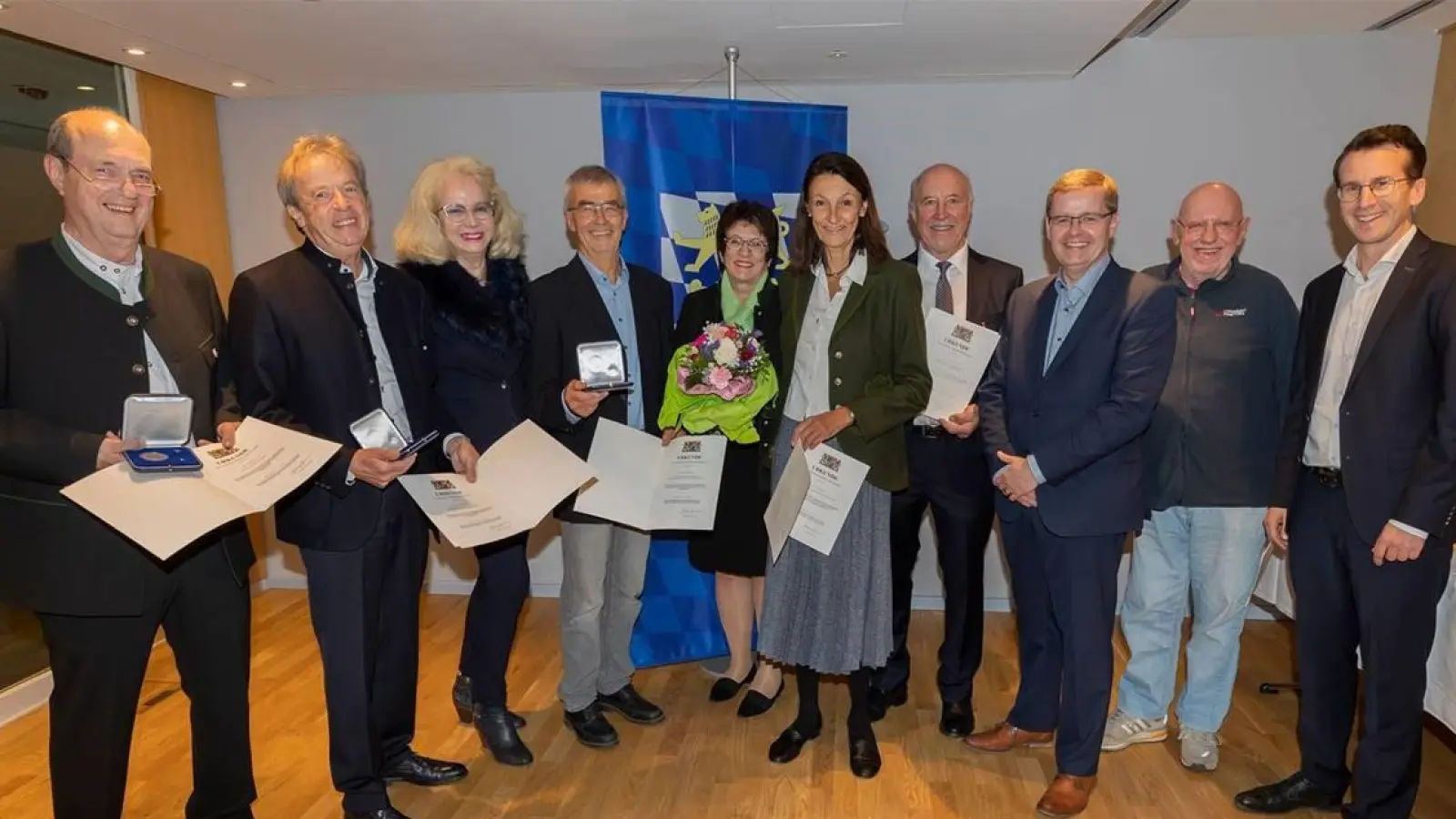 Freude bei der Ehrung (von links): Josef Pfister, Dr. Jürgen Busse, Zweite Bürgermeisterin der Stadt Starnberg Angelika Kammerl, Winfried Wobbe, Erste Bürgermeisterin der Gemeinde Gauting Dr. Brigitte Kössinger, Anne Franke, Martin Fink, Erster Bürgermeister der Gemeinde Gilching Manfred Walter, Peter Unger und Landrat Stefan Frey.  (Foto: Landratsamt Starnberg)