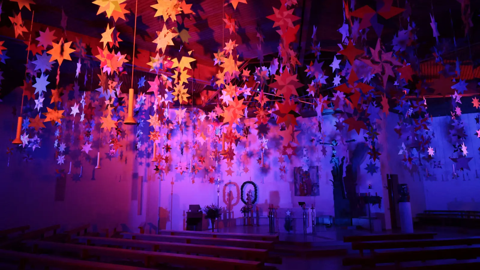 An Heilig Abend findet die Christmette in St. Stephan unter einem Sternenhimmel aus 1.000 gefalteten Sternen statt. (Foto: Robert Bernhard )