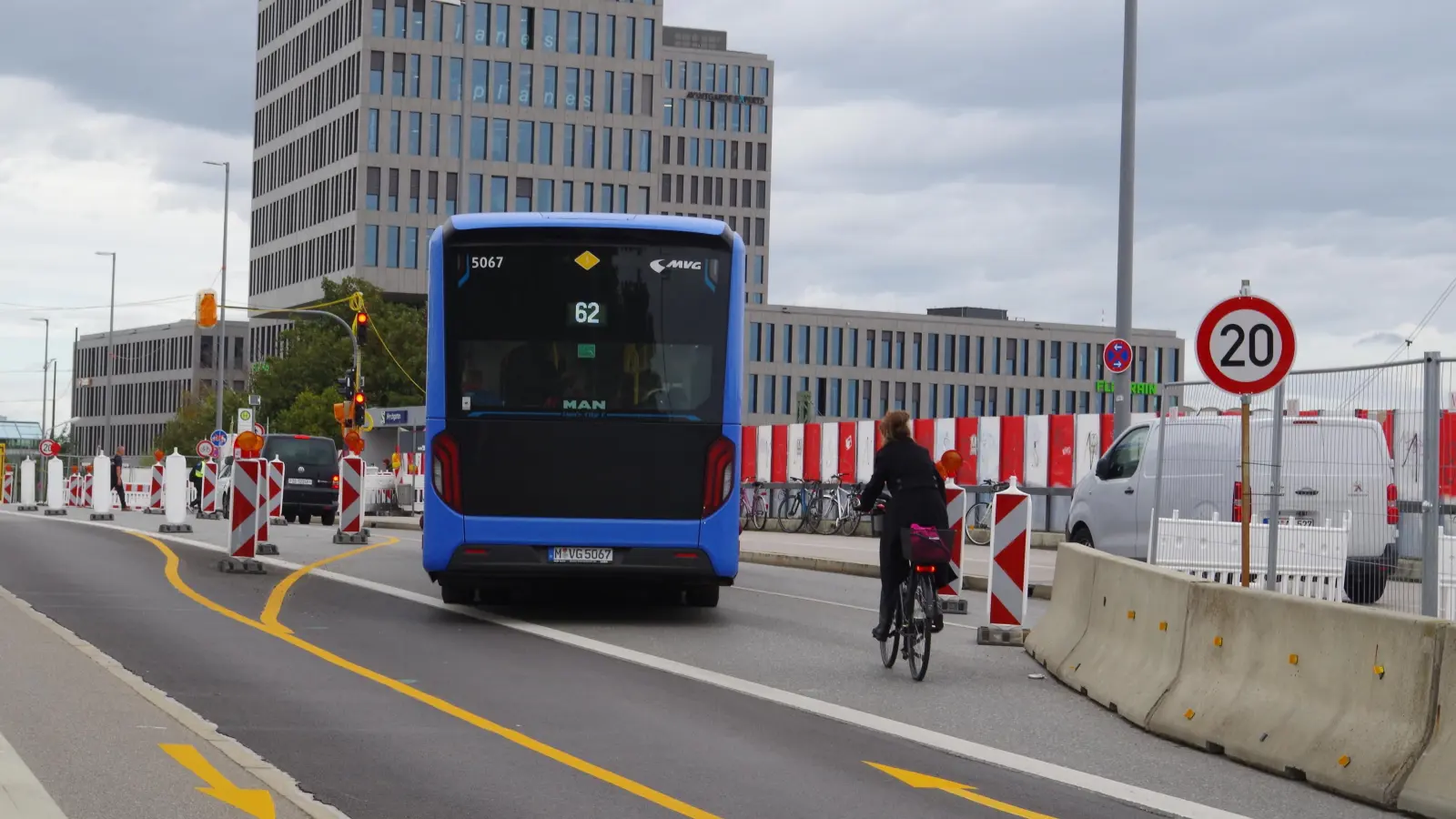 Auf der Friedenheimer Brücke müssen sich Radfahrer die Fahrbahn mit Autos und Bussen teilen, was trotz Tempo 20 immer wieder zu gefährlichen Situationen führt. (Foto: Beatrix Köber)