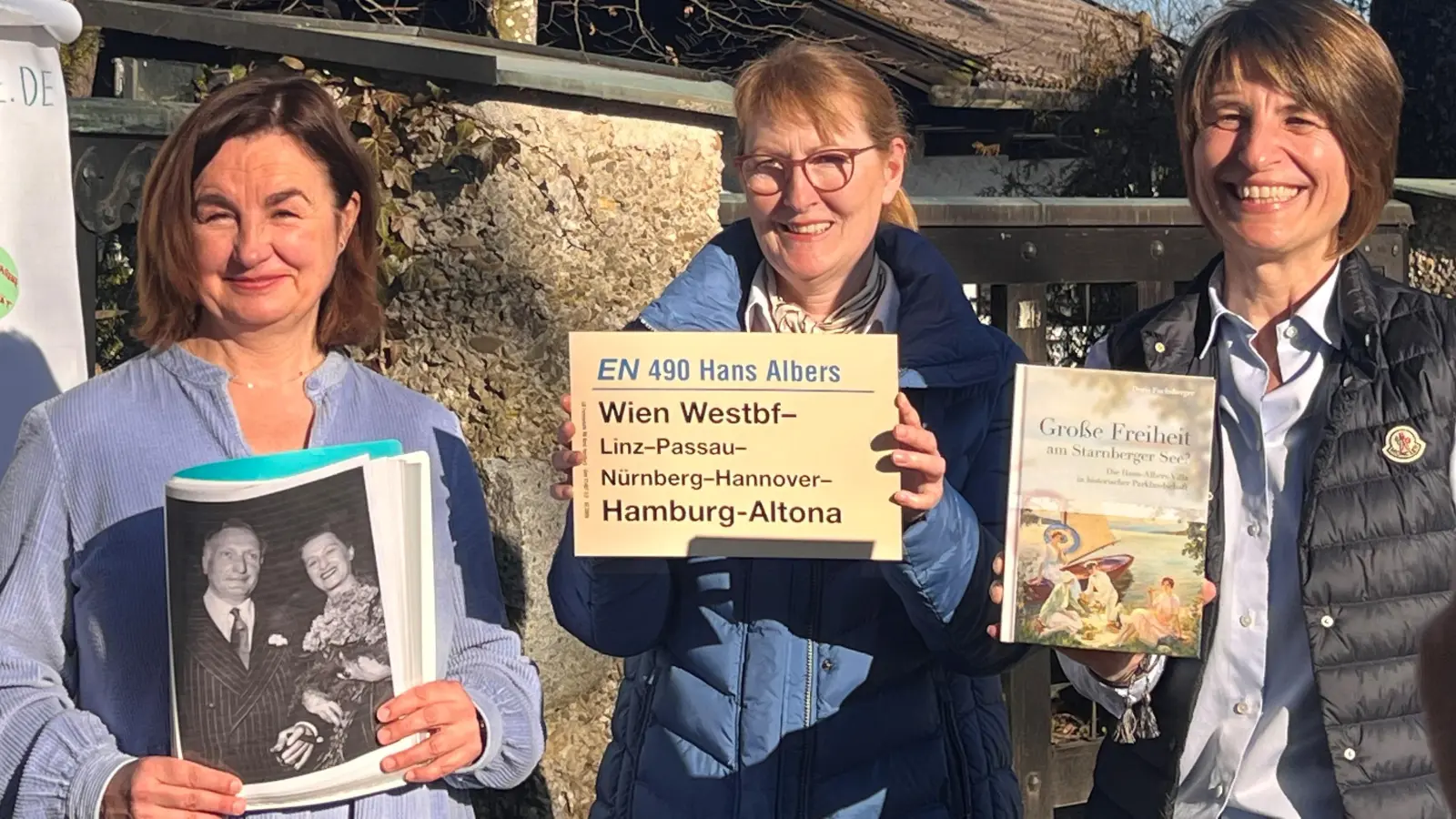 Da waren die Petentinnen Stefanie Knittl (links, mit Autorin Doris Fuchsberger in der Mitte) und Lucie Vorlickova noch hoffnungsvoll, nun sind sie enttäuscht.  (Foto: Susanne Hauck)