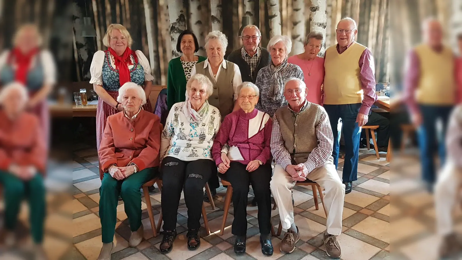 Geehrte Mitglieder: vorne sitzend v.l. Maria Felbermeier, Helga Brandl sowie Josefine und Edmund Thurner, hinten stehend Schirmherrin Barbara Kuhn, Elsa Schneeberger, Elfriede Paulus, 1. Vorstand Horst Ernst, Veronika Bittl sowie Helga und Richard Felbermeier. (Foto: Verein)