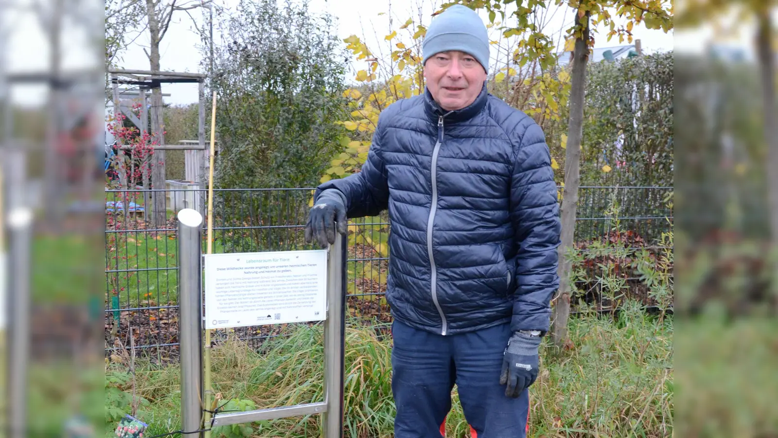 Die neue Tafel informiert über die Wildhecke: Dr. Josef Endl, Mitglied im Arbeitskreis Natur und Artenvielfalt der Weilheimer Agenda 21, ist Experte und Planer im Projekt. (Foto: Weilheim pflanzt Zukunft)