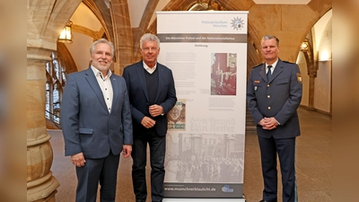 Robert Kopp vom Polizeiverein Blaulicht e.V., Oberbürgermeister Dieter Reiter und Polizeipräsident Thomas Hampel (v.l.) eröffneten die Ausstellung. Alle Bürger sind zu ihrem Besuch im Rathaus eingeladen.  (Foto: Michael Nagy)