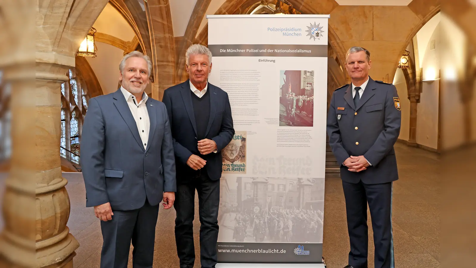 Robert Kopp vom Polizeiverein Blaulicht e.V., Oberbürgermeister Dieter Reiter und Polizeipräsident Thomas Hampel (v.l.) eröffneten die Ausstellung. Alle Bürger sind zu ihrem Besuch im Rathaus eingeladen.  (Foto: Michael Nagy)