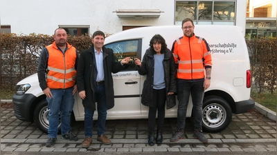 Bürgermeister Andreas Kemmelmeyer (2. von links) überreichte im Beisein von Bauhofleiter Manuel Artmeier (rechts) und dessen Stellvertreter Florian Huber die Schlüssel für den weißen VW Caddy an Susanne Vazzoler, Erste Vorsitzende der Nachbarschaftshilfe. (Foto: Gemeinde Ufg/nie)