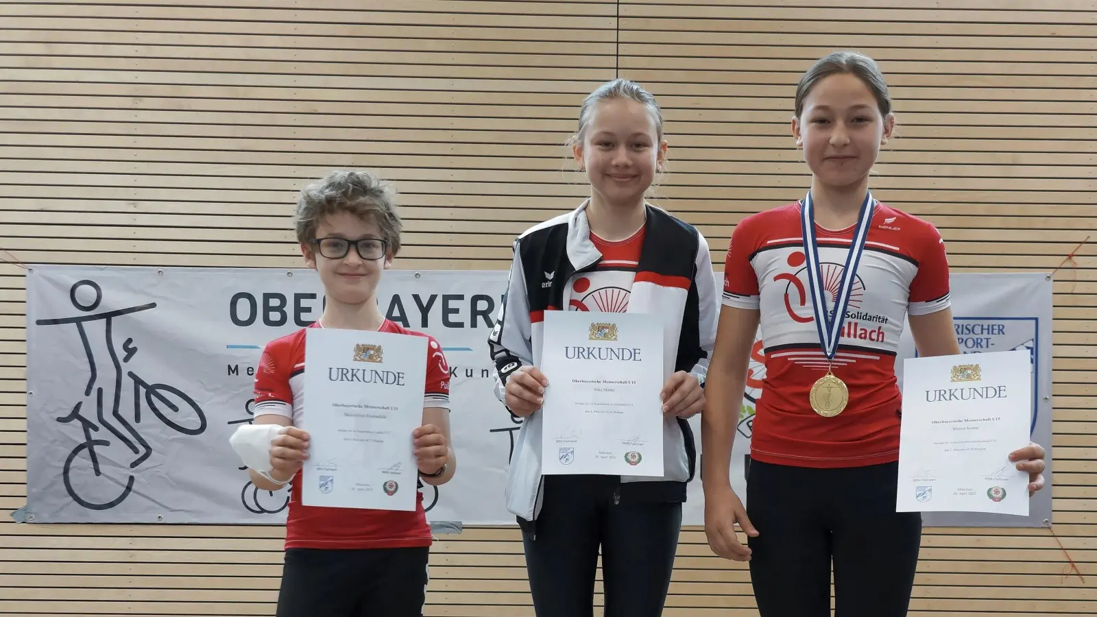 Die erfolgreichen Schüler (von links): Maximilian Heidenfeld, Nika Mäder und Bezirksmeisterin Blanca Keune. (Foto: Markus Mäder)