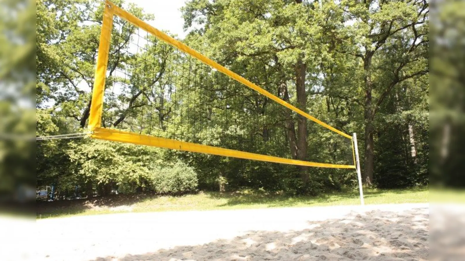 Das Beachvolleybaldfeld mitten im Park. (Foto: job)