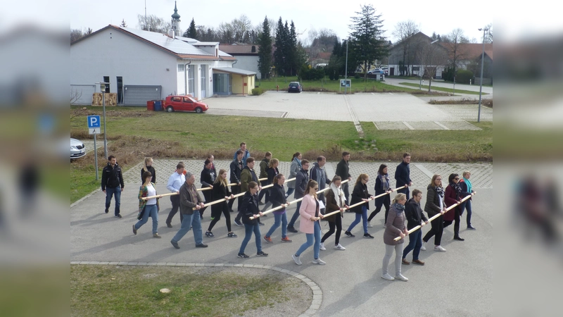 Für ihre Reise nach Hannover hat die Musikkapelle Gelting das Marschieren fleißig geprobt. (Foto: Verein)