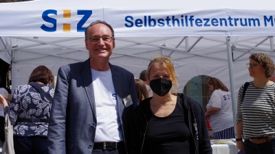 Der Selbsthilfetag am Marienplatz gab Einblick in die Vielfalt der Selbsthilfe in München. Organisiert wurde der Tag vom Selbsthilfezentrums (SHZ) München in Zusammenarbeit mit der Landeshauptstadt München. Im Bild: Klaus Grothe-Bortlik (Leiter des SHZ) mit Sozialreferentin Dorothee Schiwy.  (Foto: Beatrix Köber)