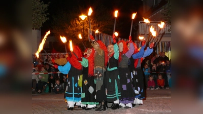 Zur Walpurgisnacht verwandelt sich der Marktplatz in Kirchseeon zur Hexen-Arena. (Foto: Kirchseeoner Hexen)