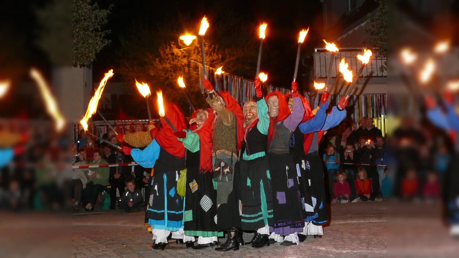 Zur Walpurgisnacht verwandelt sich der Marktplatz in Kirchseeon zur Hexen-Arena. (Foto: Kirchseeoner Hexen)