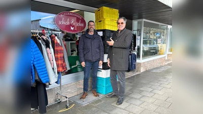 Michael Wagner, Geschäftsführer der Kleiderkammer und Sozialdienst-Vorstand (links) freute sich bei der Übergabe über die zahlreichen Kisten.  (Foto: Sozialdienst Germering e.V.)