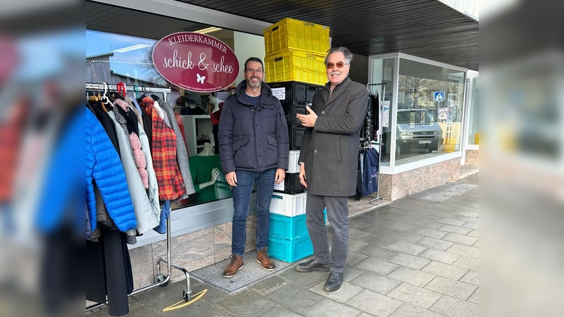 Michael Wagner, Geschäftsführer der Kleiderkammer und Sozialdienst-Vorstand (links) freute sich bei der Übergabe über die zahlreichen Kisten.  (Foto: Sozialdienst Germering e.V.)