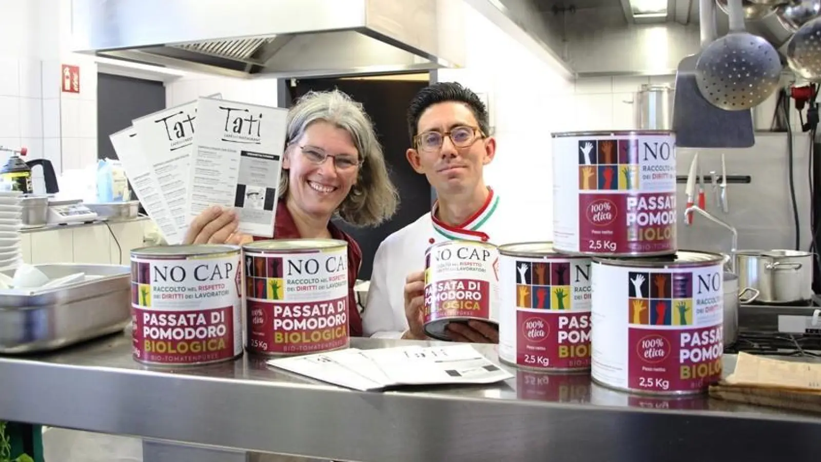 Christiane Lüst vom Gautinger Umweltzentrum Öko &amp; Fair und Tati-Koch Peter Szabò freuen sich über die fairen Tomaten im Kino-Restaurant. (Foto: Öko & Fair Umweltzentrum)