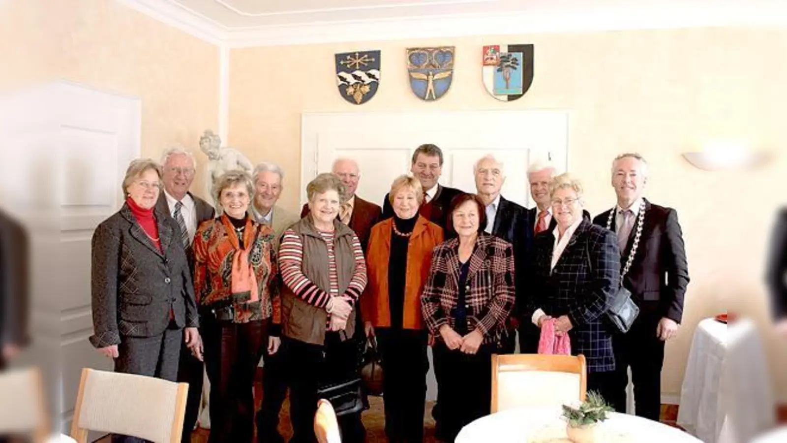 Bürgermeister Günter Heyland (r.) gratulierte den »Goldenen Hochzeitern« recht herzlich zu ihrem ganz besonderen Jubiläum. 	 (Foto: VA)