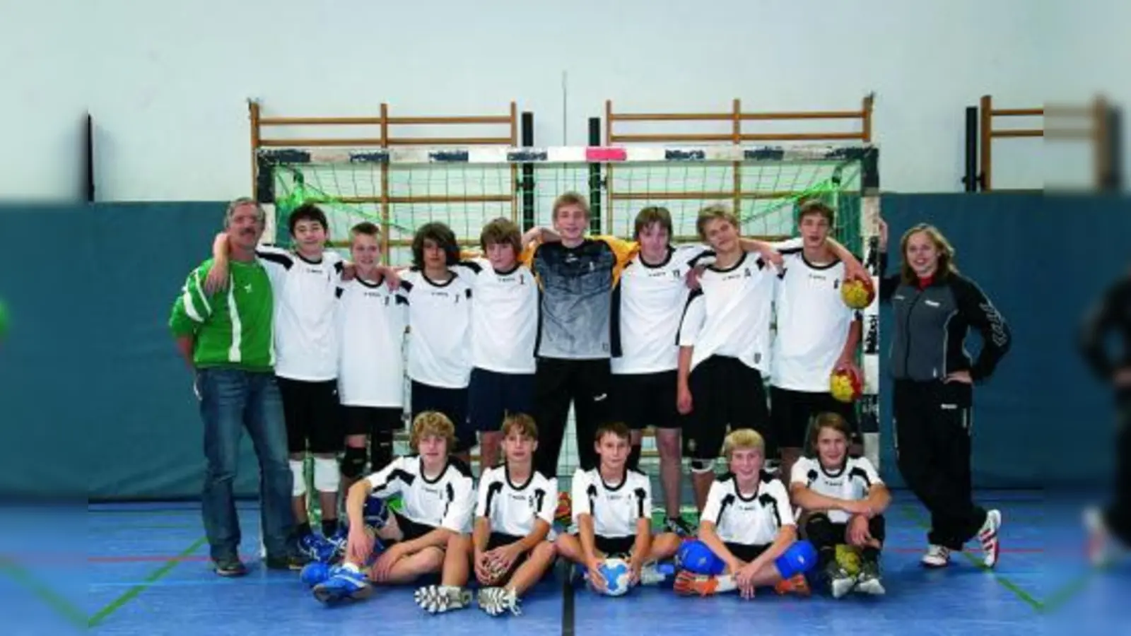 Die Laimer Handball C‑Jugend mit Trainerin Maggie Haub und Betreuer Toni Bollwein. (Foto: pi)