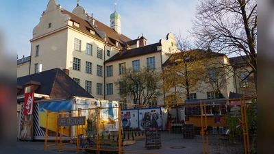 Das Nachbargrundstück zur Fürstenrieder-Schule wird seit Jahren für einen Erweiterungsbau der Schule vorgehalten. Das „Café Steinchen“ darf einstweilen die Fläche zwischennutzen.  (Foto: Beatrix Köber)