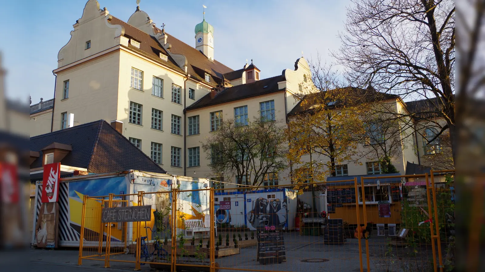 Das Nachbargrundstück zur Fürstenrieder-Schule wird seit Jahren für einen Erweiterungsbau der Schule vorgehalten. Das „Café Steinchen“ darf einstweilen die Fläche zwischennutzen.  (Foto: Beatrix Köber)