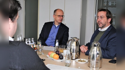 Christian Mihr von „Reporter ohne Grenzen“ (rechts) und Menschenrechtspolitiker Michael Brand (CDU) sprachen über Presse- und Meinungsfreiheit. (Foto: Hendrik Stein )