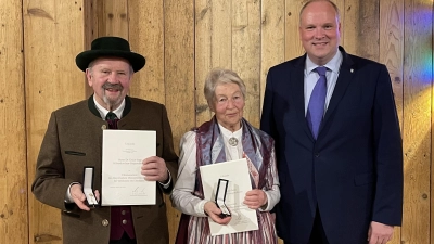 Das Ehepaar Dr. Erich und Ingrid Sepp wurden von Landrat Christoph Göbel mit dem Bayerischen Ehrenzeichen des Ministerpräsidenten ausgezeichnet. (Foto: hw)