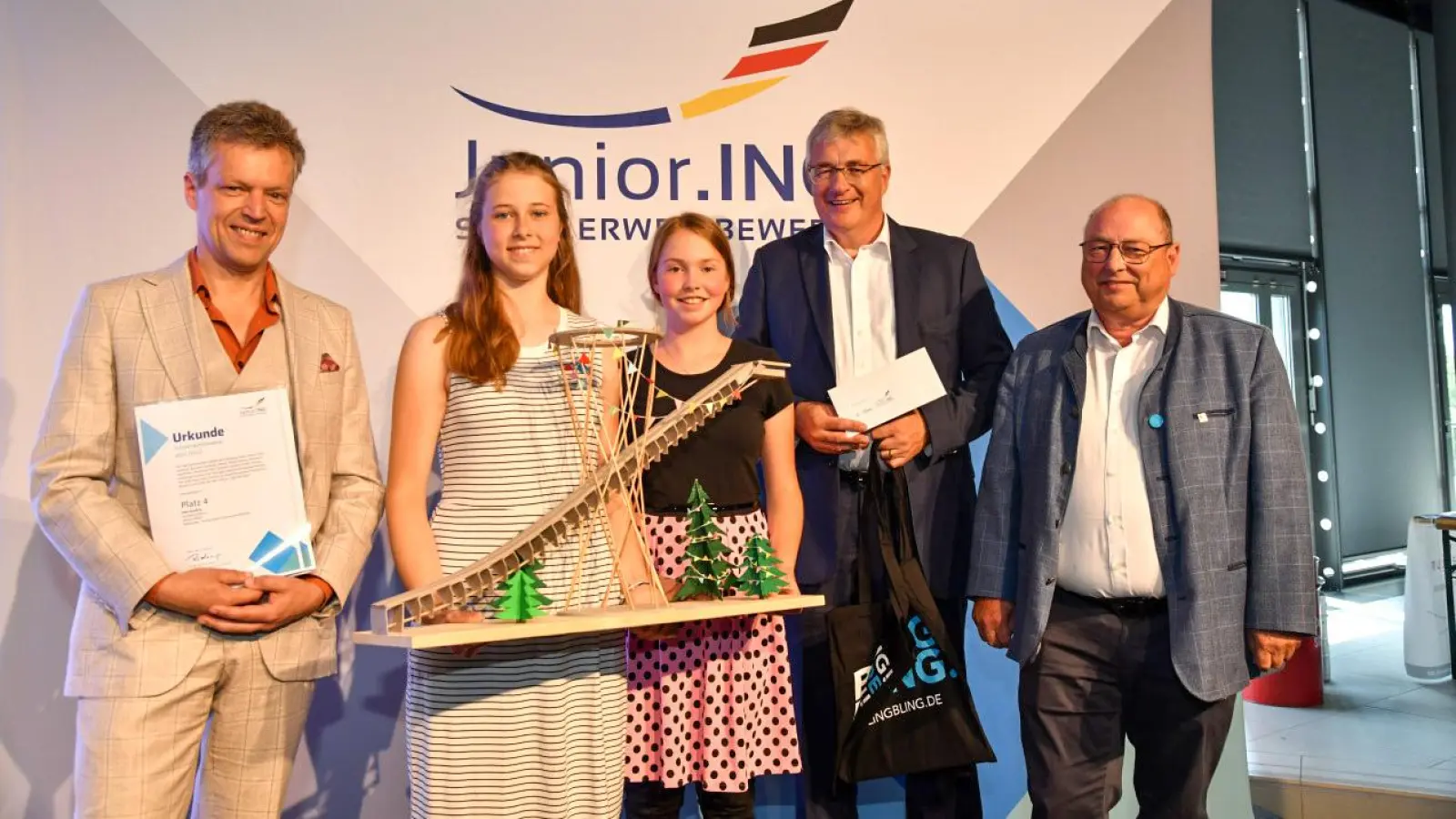 Die Schülerinnen Annalena Dahms und Hanna Höfner bei der Verleihung des Preises Junior.ING. (Foto: Torsten George / Bundesingenieurekammer )