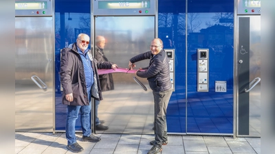 Urlauber Gerhard Remle (l.) aus Böhl-Iggelheim (Rheinland-Pfalz) konnte es erst nicht glauben, dass er zufällig der erste Gast war und freute sich mit Bürgermeister Christian Schiller, die WC-Anlage offiziell in Betrieb zu nehmen. (Foto: Gemeinde Herrsching)