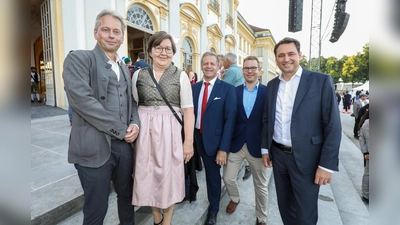  Dipl.-Inf. Kurt Häusler (wissenschaftlicher Mitarbeiter), Maria Bock-Ammer (Pflegerin), Alfred Holderied (Pflegedirektor) und Nils Gade (Assistenzarzt) vom Klinikum Großhadern (von links) schilderten dem bayerischen Justizminister Georg Eisenreich (rechts) die Erfahrungen, die sie in der Corona-Pandemie gemacht haben.. (Foto: StMJ)