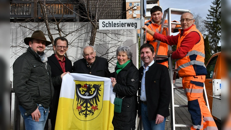 Von links nach rechts: Andreas Starosta, Markus Treml, Kurt Losert, Hanne Kosta und Bürgermeister Andreas Kemmelmeyer sowie Phillip Reitberger und Helmut Pauker vom Bauhof vor dem neuen Straßenschild.  (Foto: Gemeinde Ufg/foe)